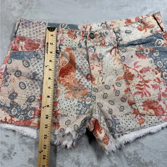 Anthropologie Pilcro The Wanderer Low Rise Ivory Block Print Style Shorts 31
