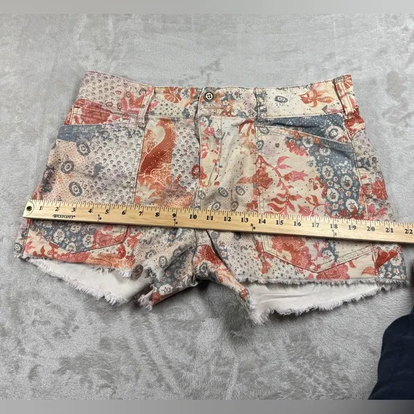 Anthropologie Pilcro The Wanderer Low Rise Ivory Block Print Style Shorts 31