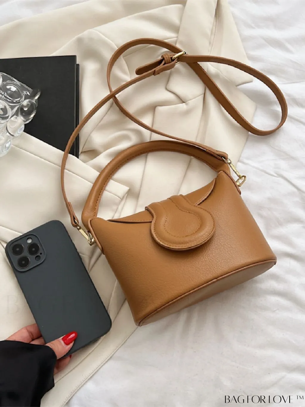 BagForLove - Adjustable Shoulder Strap Flap Handbag - Elegant and Trendy