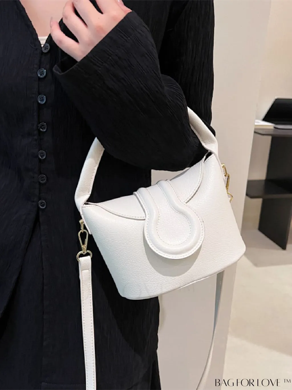BagForLove - Adjustable Shoulder Strap Flap Handbag - Elegant and Trendy