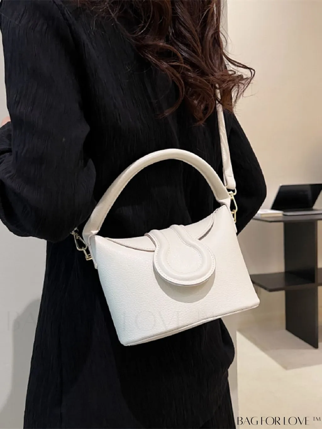 BagForLove - Adjustable Shoulder Strap Flap Handbag - Elegant and Trendy