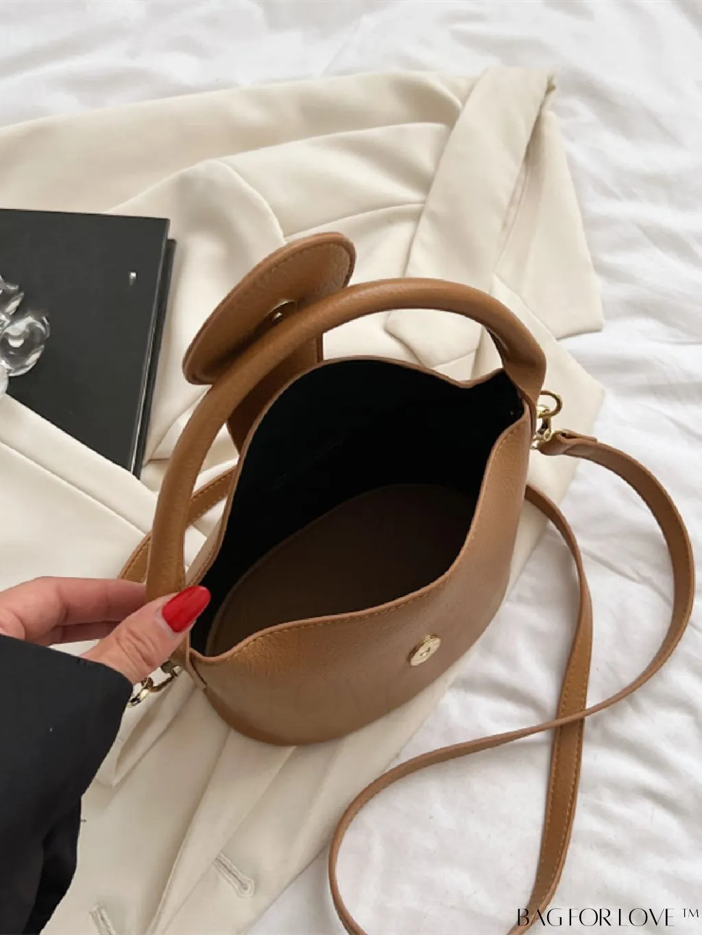 BagForLove - Adjustable Shoulder Strap Flap Handbag - Elegant and Trendy