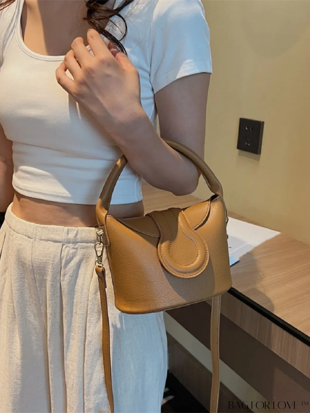 BagForLove - Adjustable Shoulder Strap Flap Handbag - Elegant and Trendy