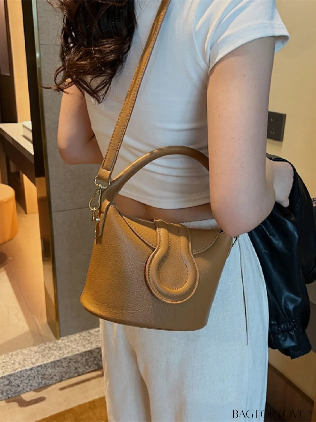BagForLove - Adjustable Shoulder Strap Flap Handbag - Elegant and Trendy