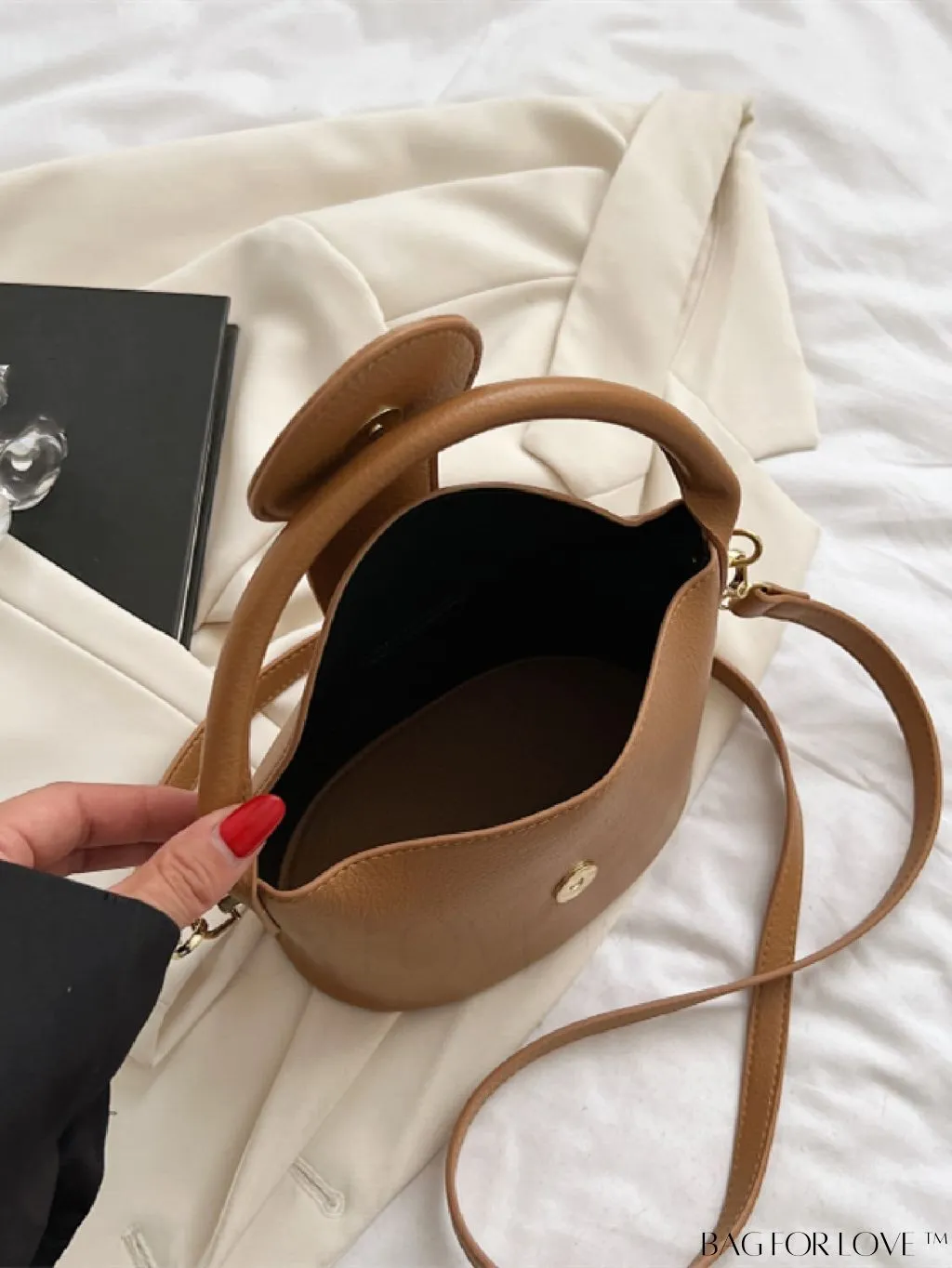 BagForLove - Adjustable Shoulder Strap Flap Handbag - Elegant and Trendy