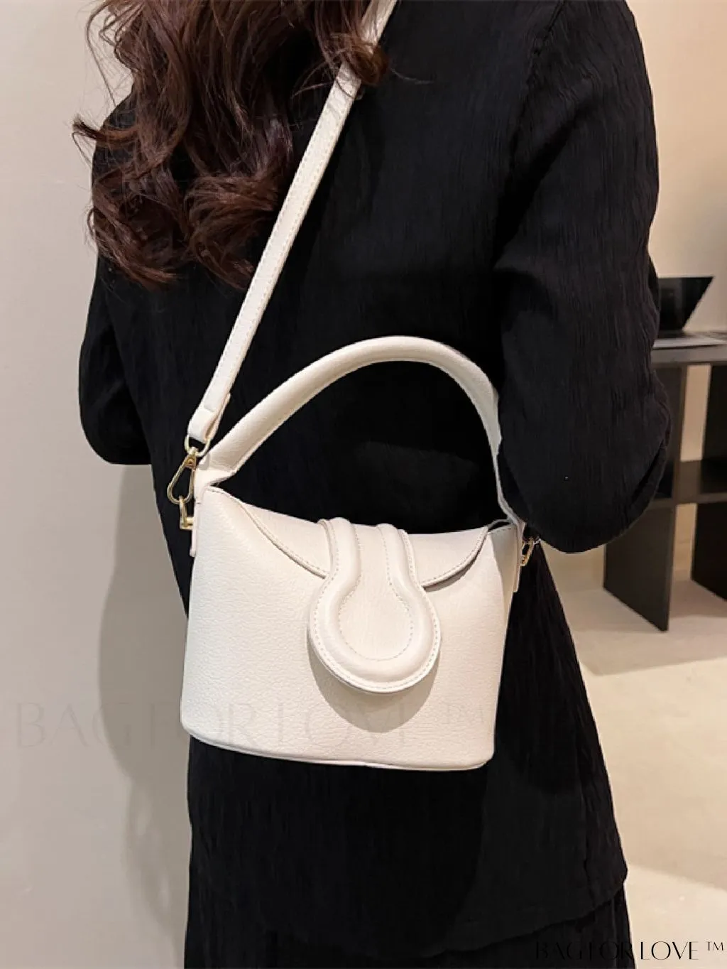 BagForLove - Adjustable Shoulder Strap Flap Handbag - Elegant and Trendy