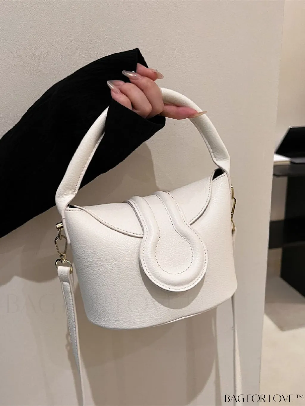 BagForLove - Adjustable Shoulder Strap Flap Handbag - Elegant and Trendy