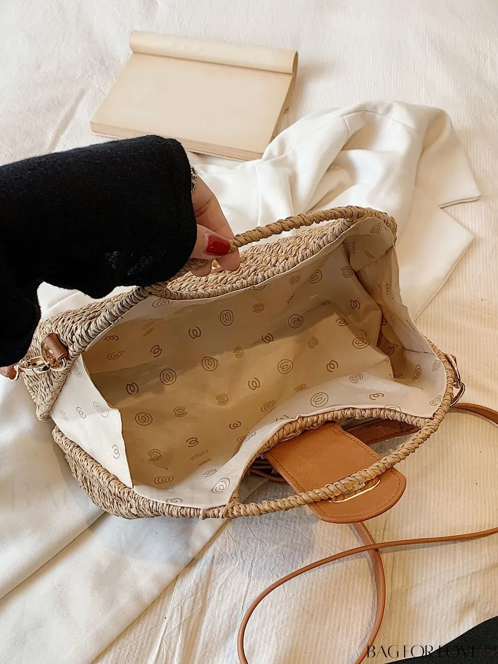 BagForLove - Straw Handbag with Metal Lock: Versatile, Trendy Womens Fashion Accessory