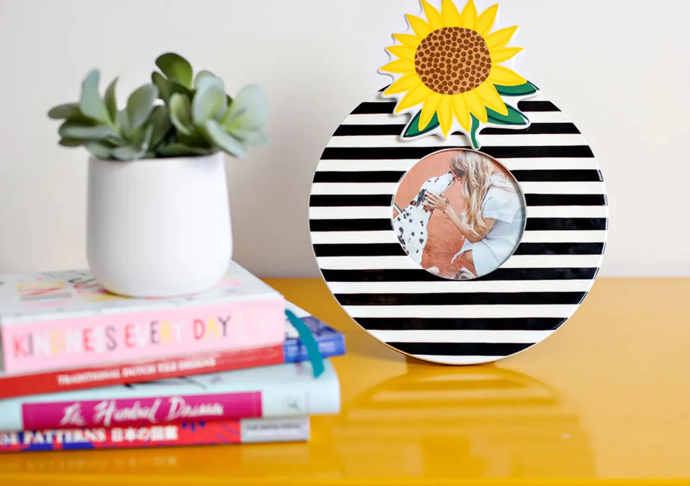 Black Medium Stripe Mini Round Frame