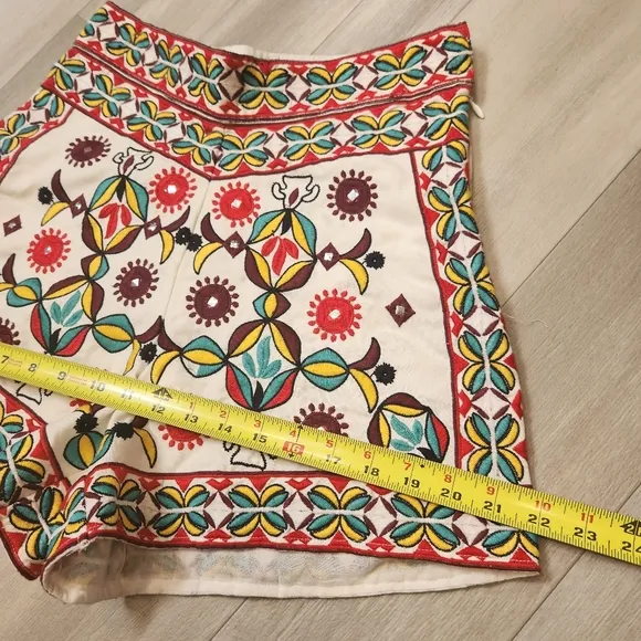 City shorts women's S white cotton beaded embroidered high rise Aztek Folk artsy