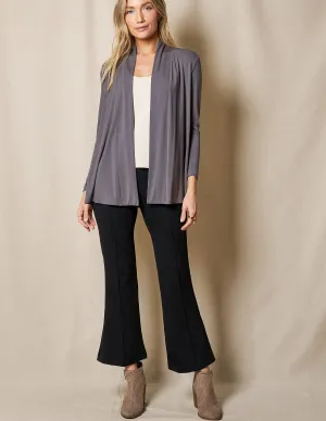 Globetrotter Grace: Cropped Fit & Elegant Layers for Any Journey