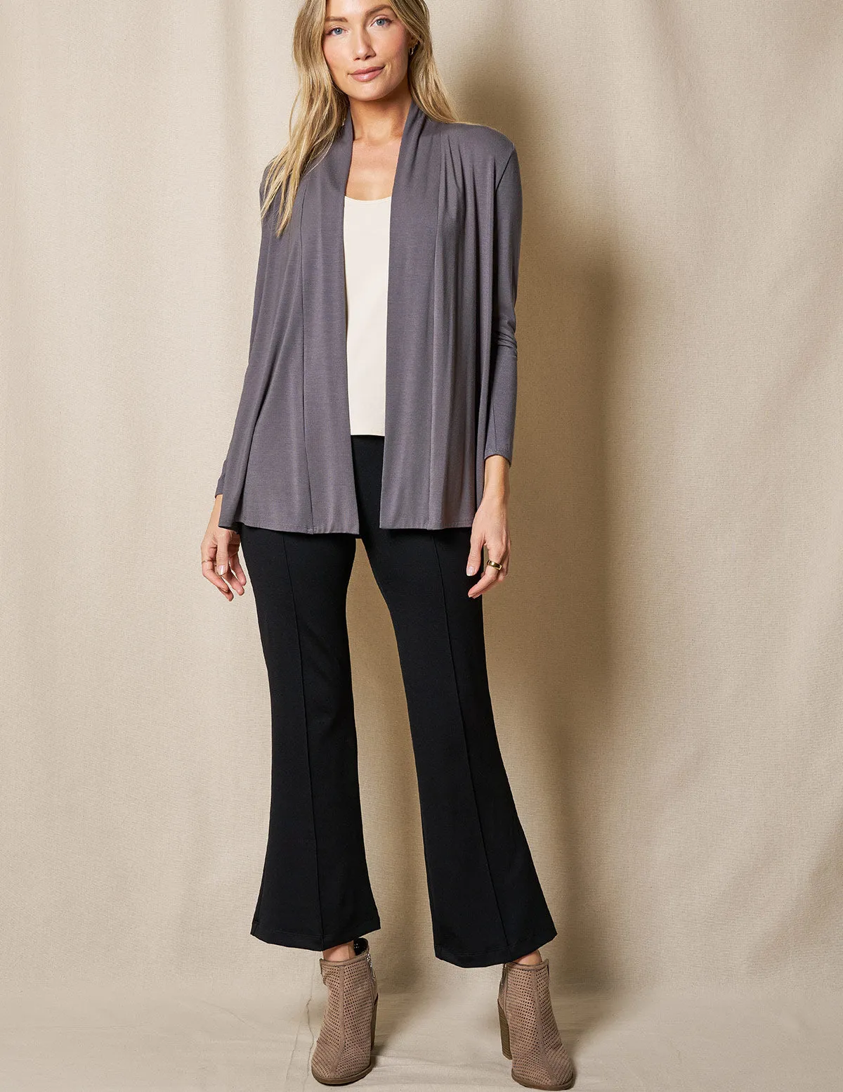 Globetrotter Grace: Cropped Fit & Elegant Layers for Any Journey
