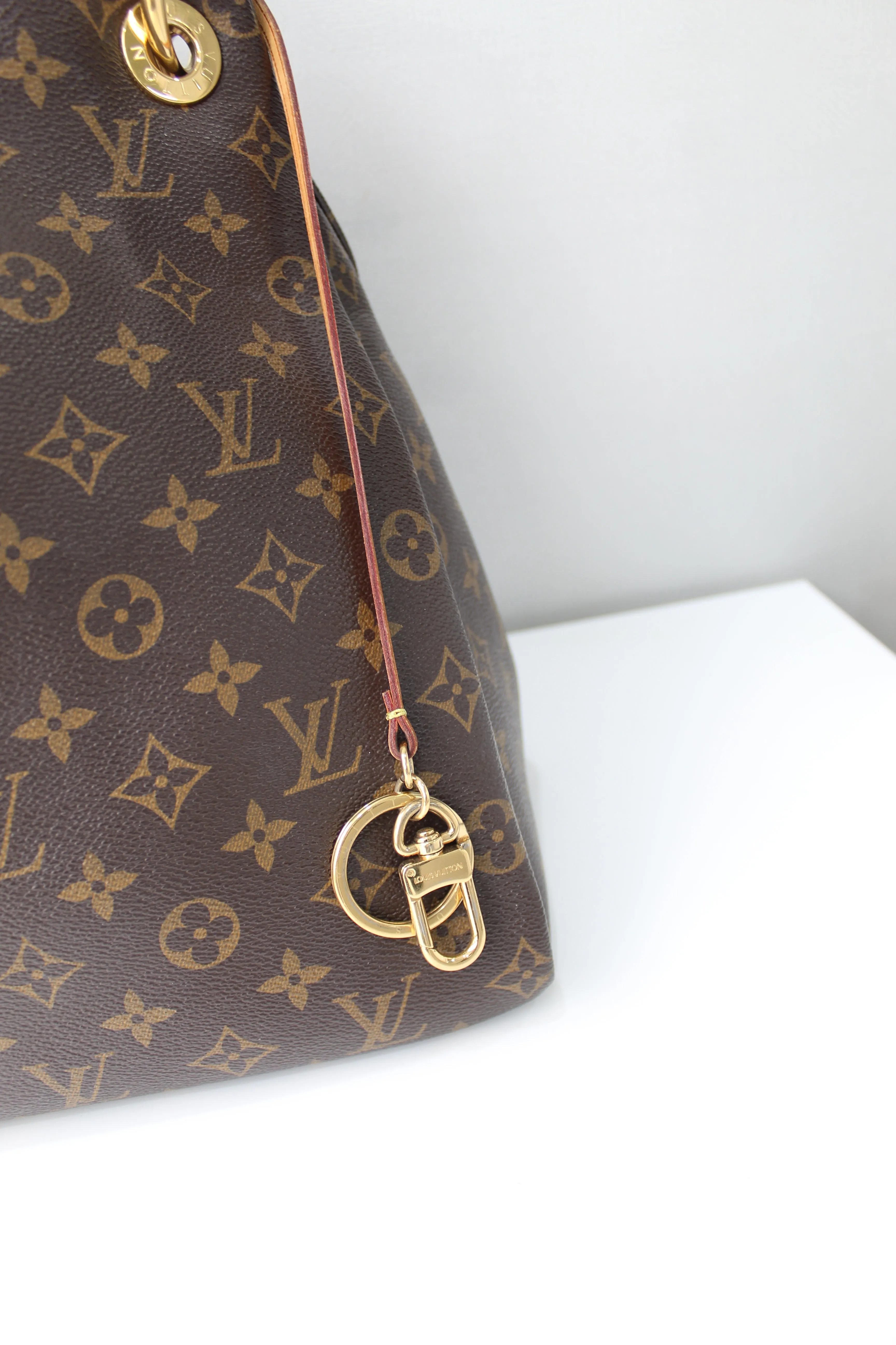 Louis Vuitton Artsy MM