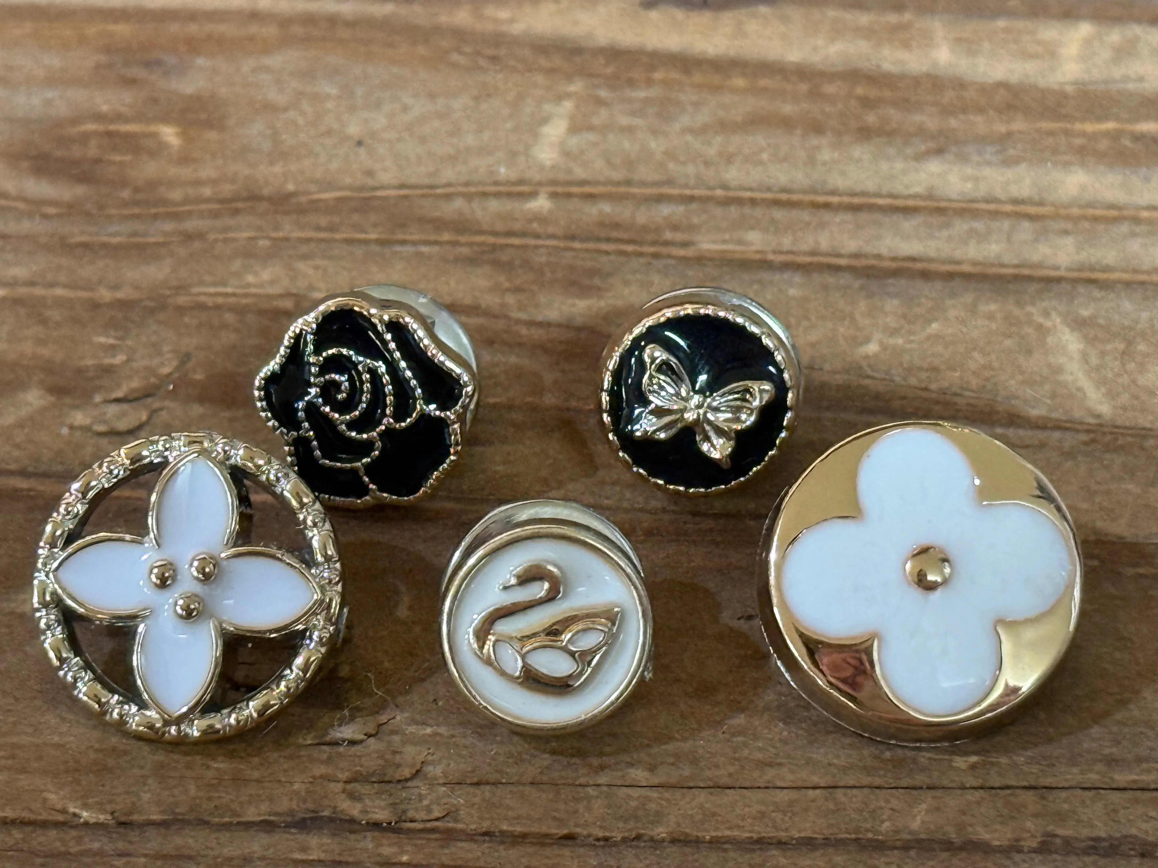 Pearl Safety Pin & Flower Smile Face Sneaker & Sock Charms