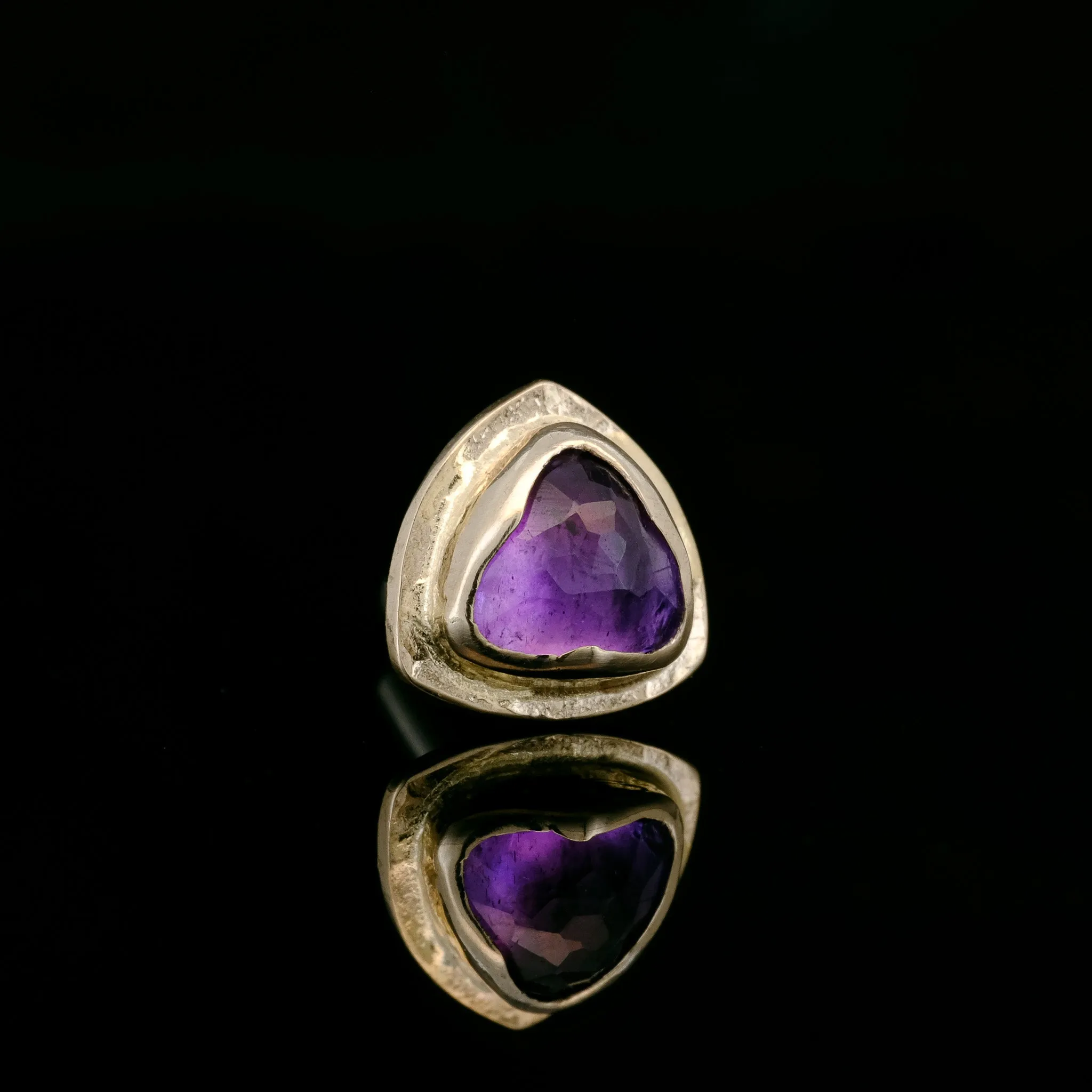 Rose Cut Amethyst in White Gold Scalloped Sandman - 14ga Threaded end