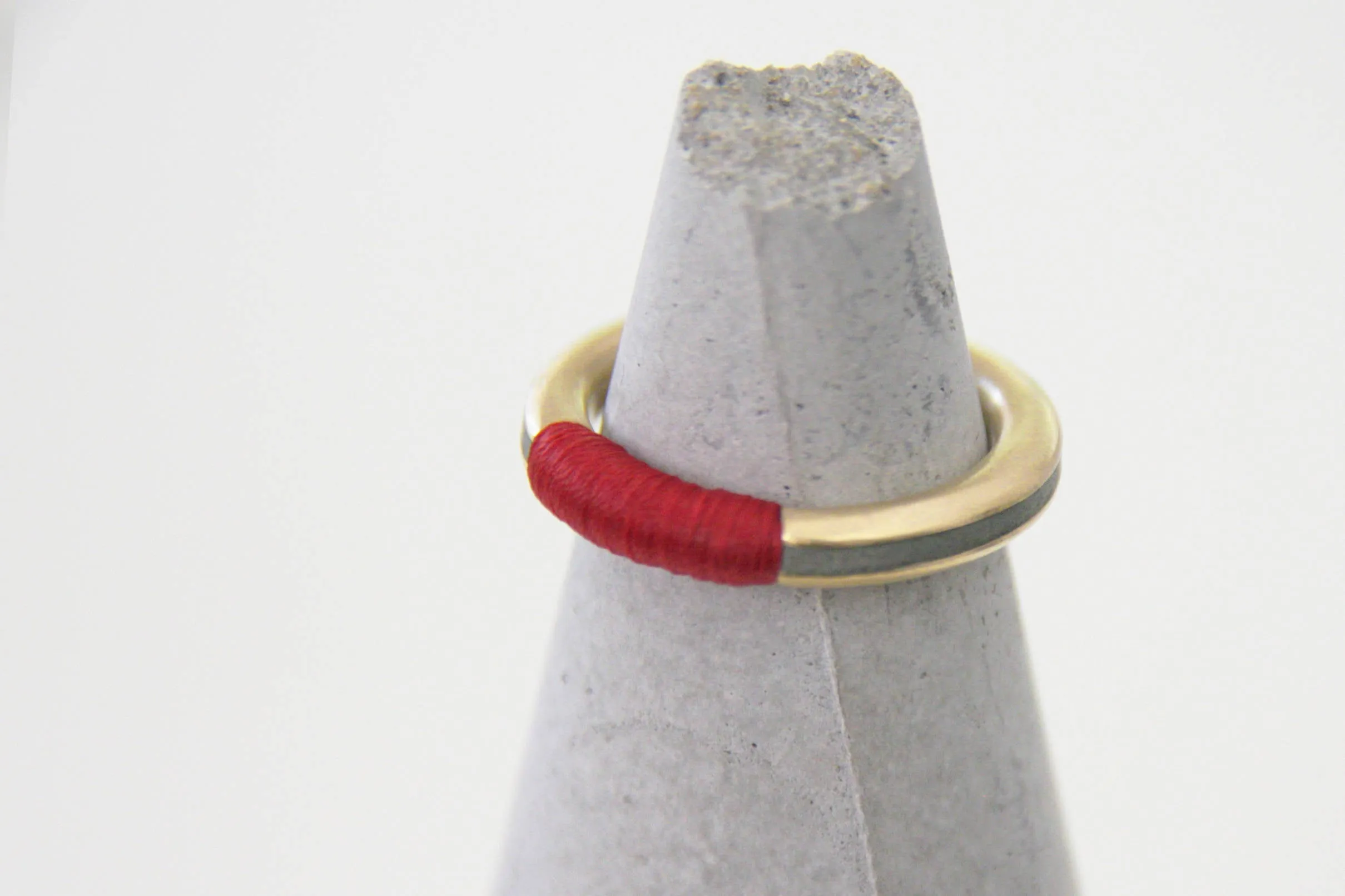 Threads Unique Gold Concrete Band