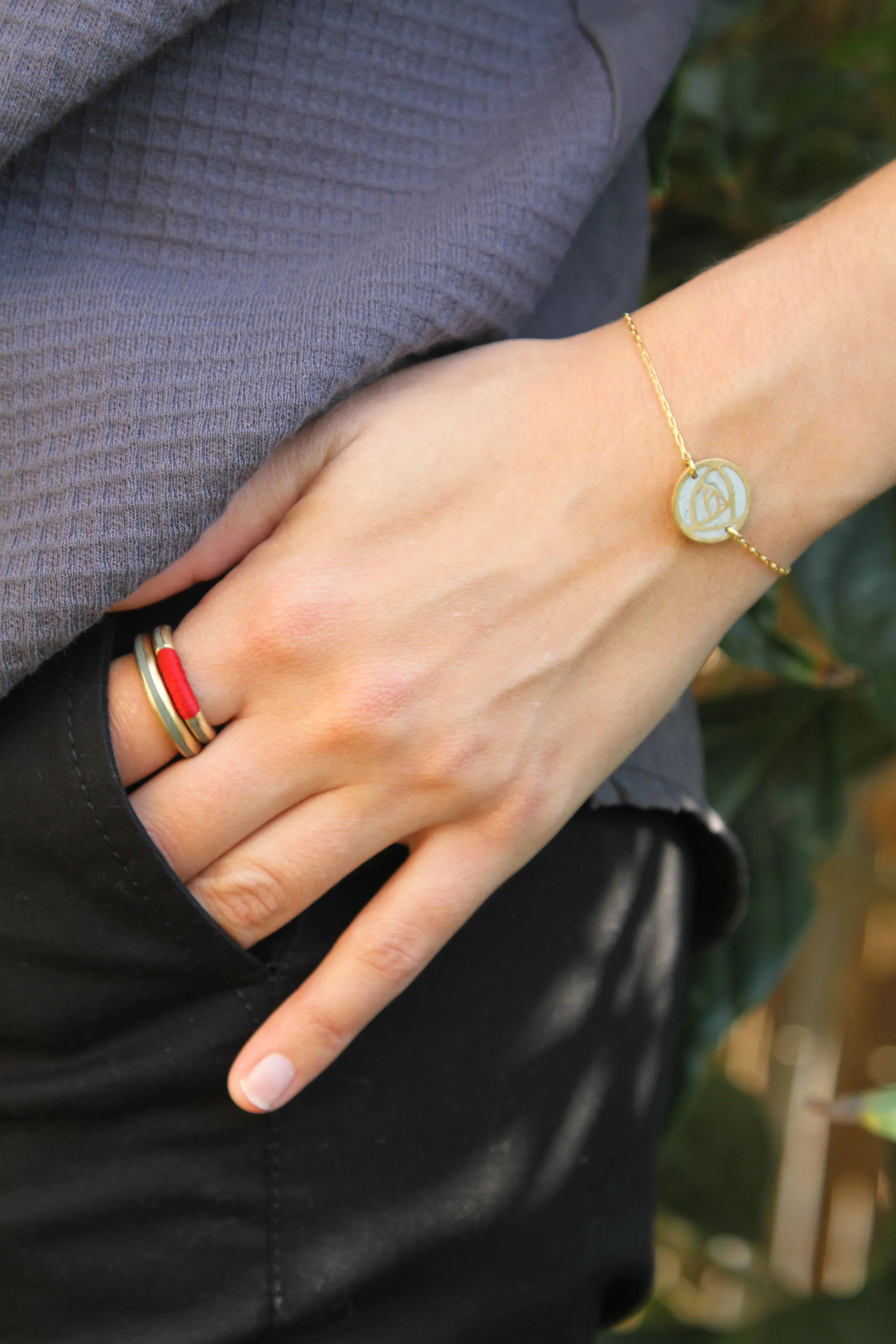 Threads Unique Gold Concrete Band