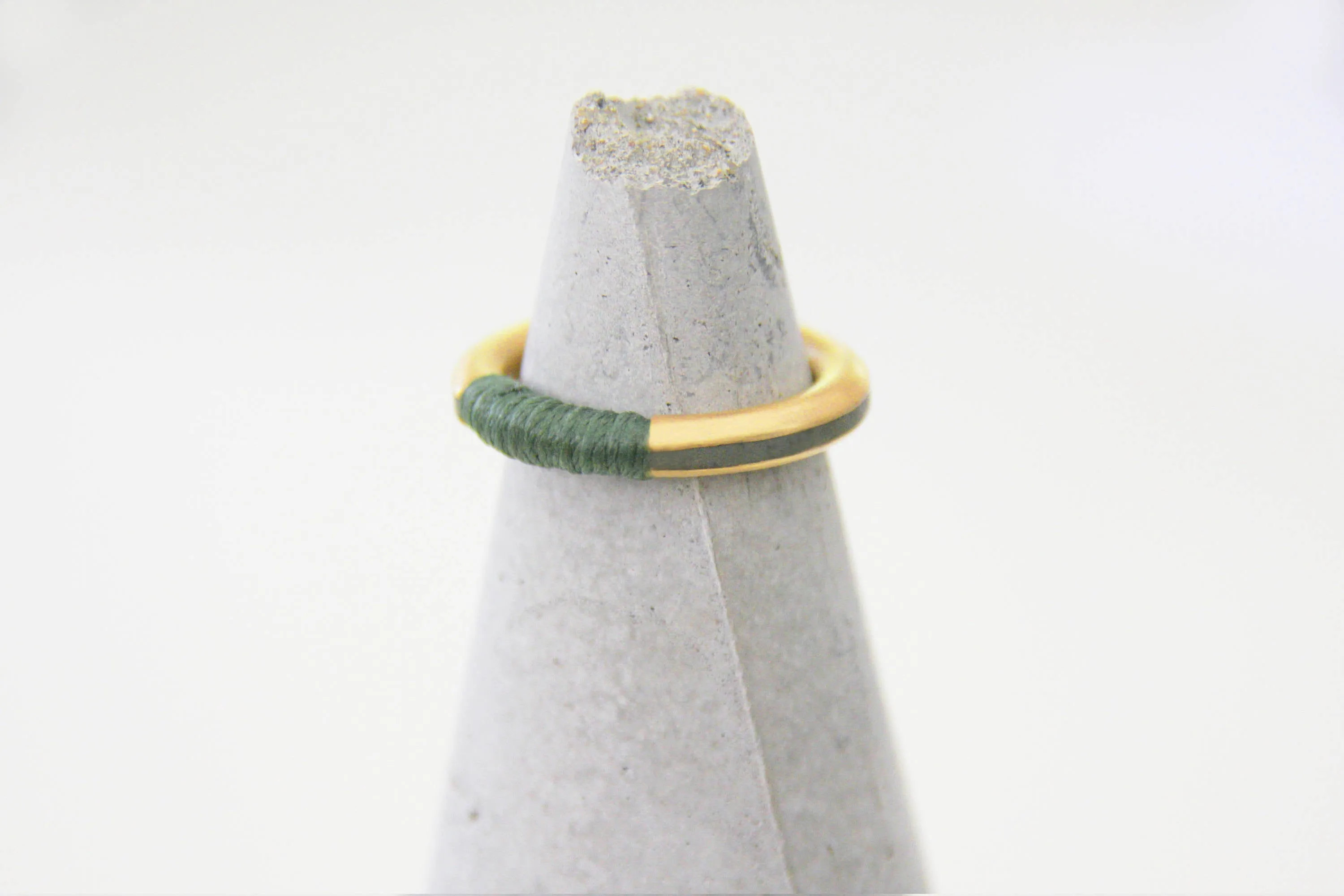 Threads Unique Gold Concrete Band
