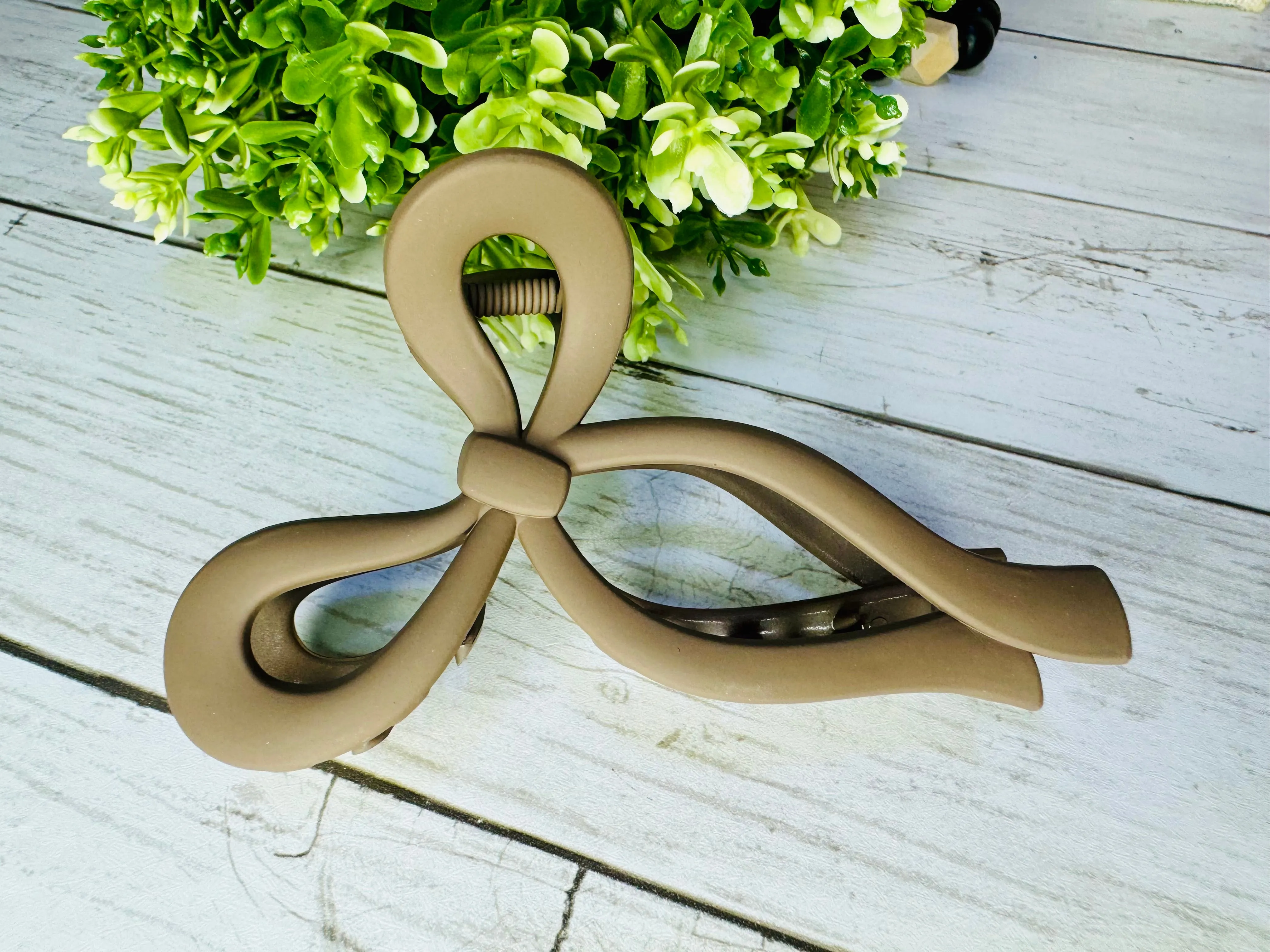 Trendy Bow Claw Clip